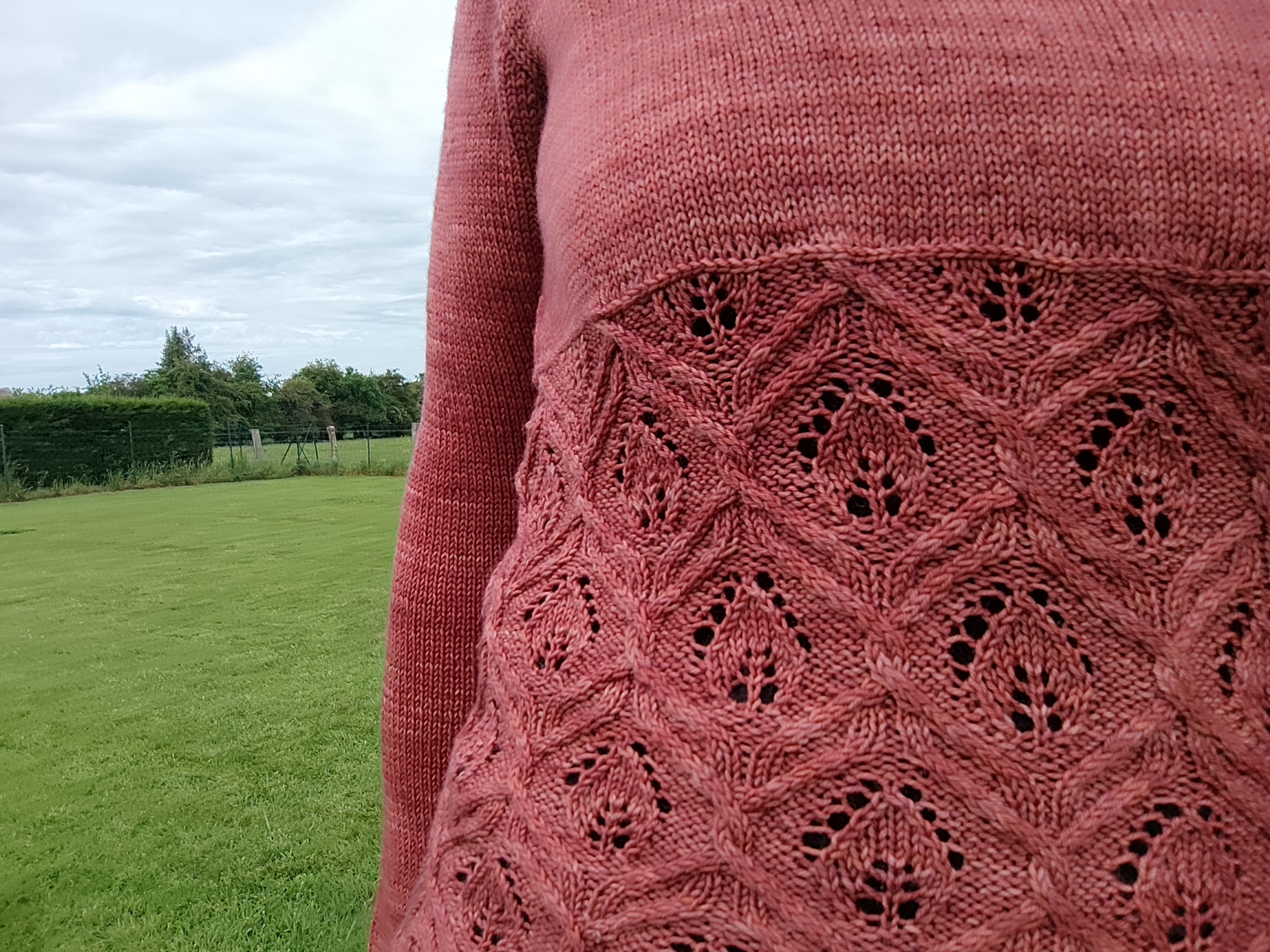 Knautia sweater, un pull au tricot en dentelle et torsades! - Pull femme - Maloraé Designs